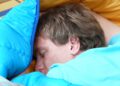 Der Daunenschlafsack für warme Nächte in der Natur