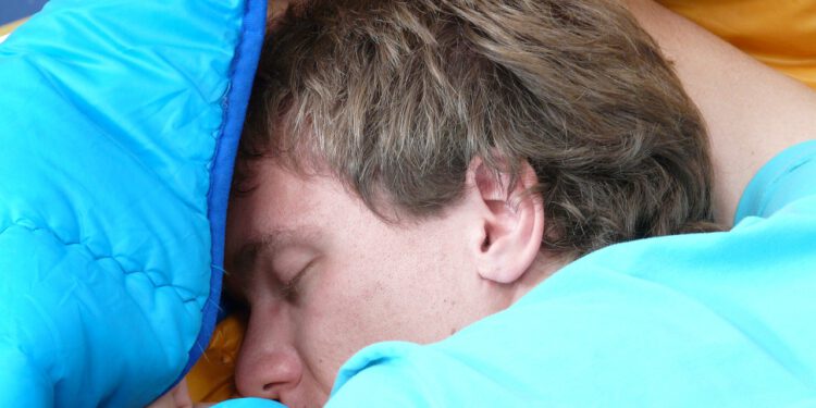 Der Daunenschlafsack für warme Nächte in der Natur