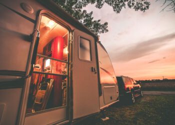 Mobile Photovoltaik-Anlagen beim Campen mit dem Wohnwagen